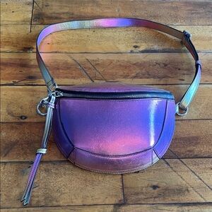 Isabel Marant Iridescent Crossbody Bag skano in metallic rainbow.